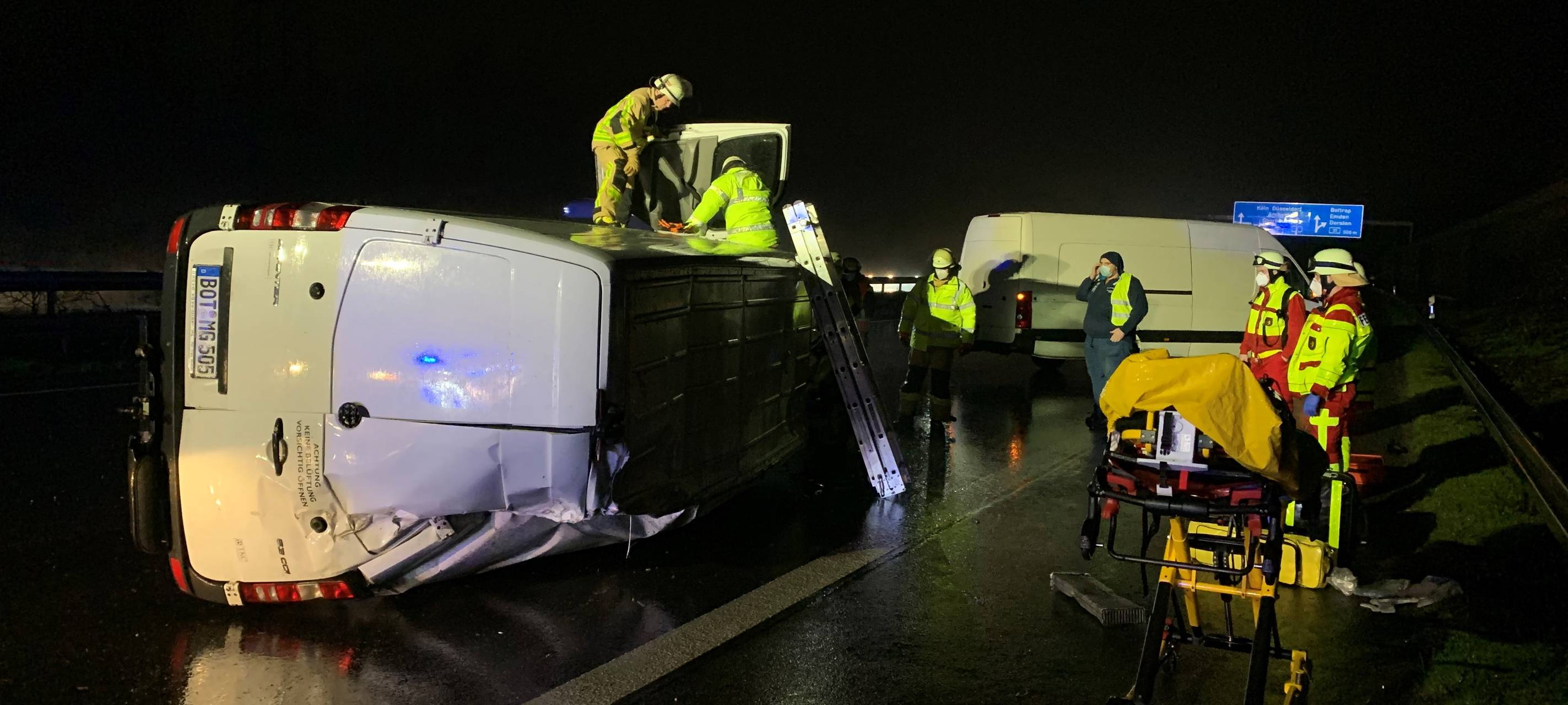 Der umgekippte Transporter auf der A2