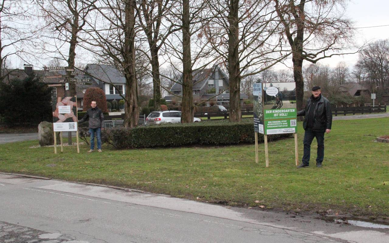 Mitglieder der Bürgerinitiative Feldhausen mit Protestplakaten