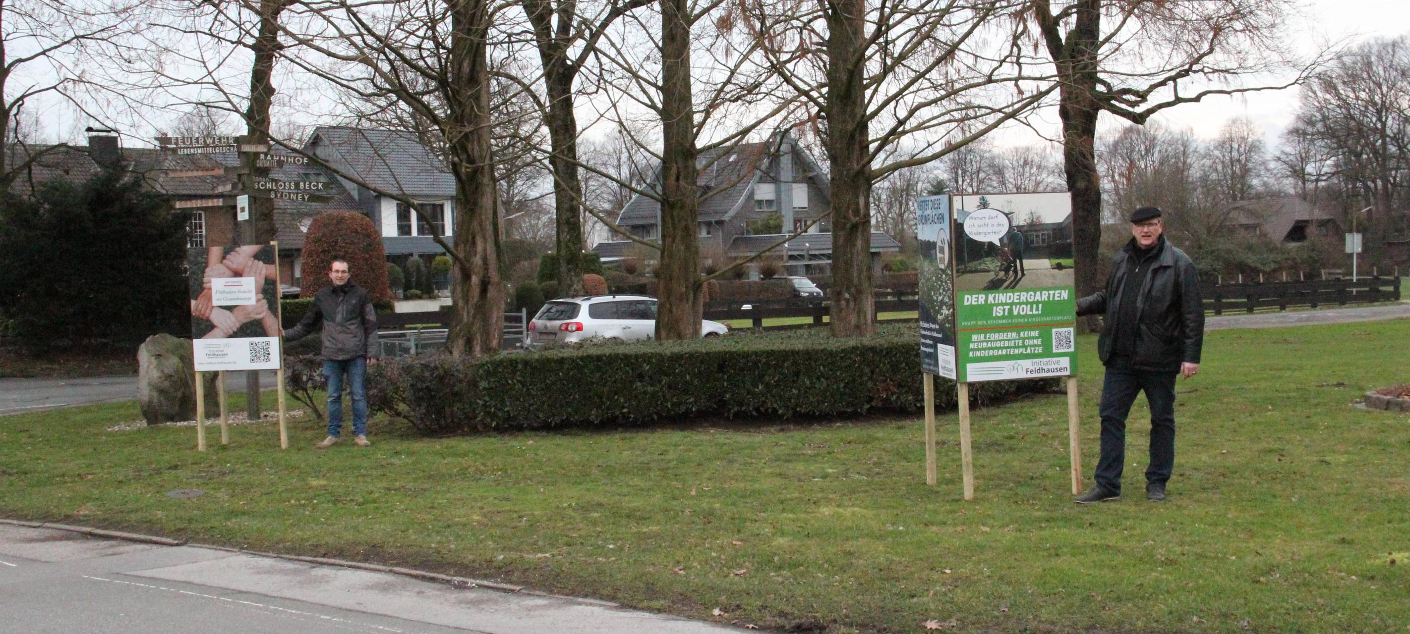 Mitglieder der Bürgerinitiative Feldhausen mit Protestplakaten
