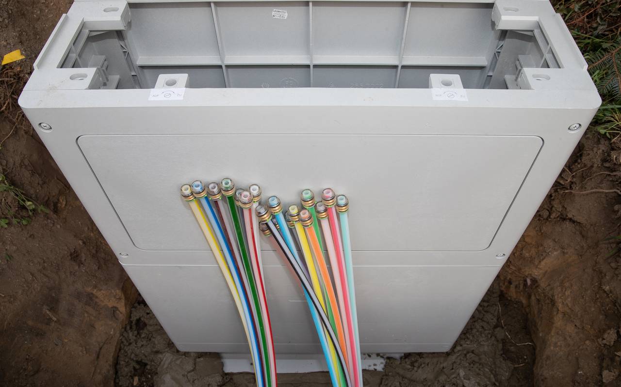 Breitband-Kabel an einem Stromkasten
