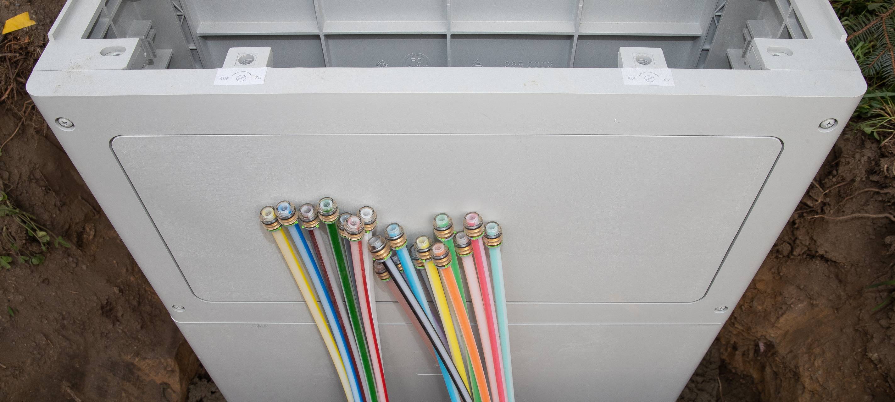 Breitband-Kabel an einem Stromkasten