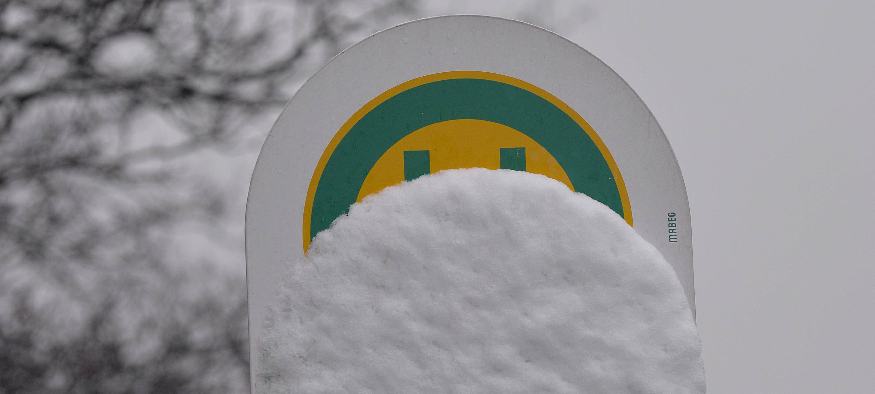 Verschneites Haltestellen-Schild