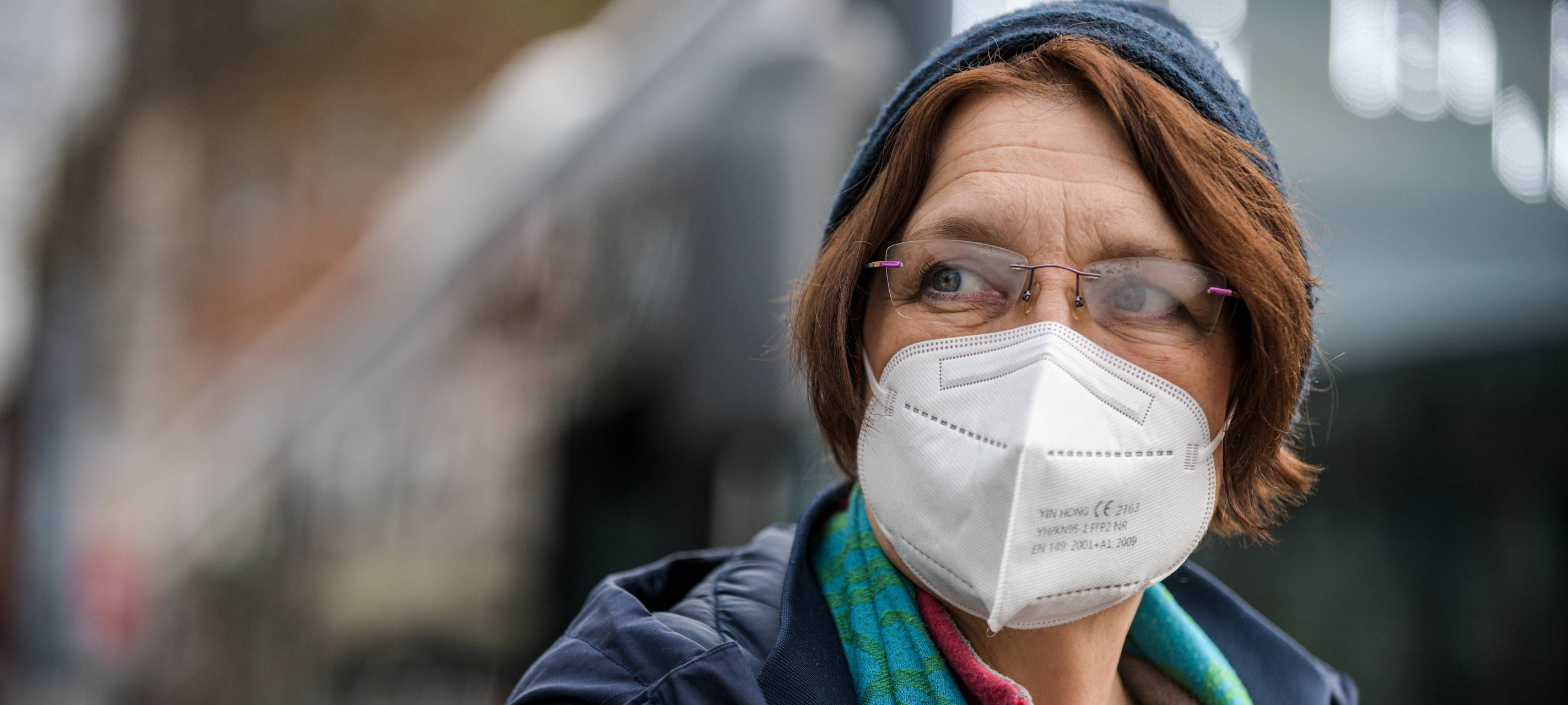 Frau mit FFP2-Maske