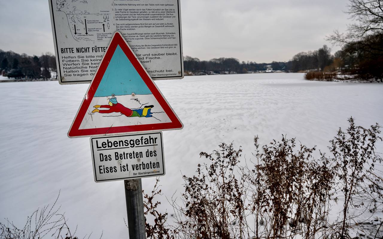 Warnschild an einem zugefrorenen See