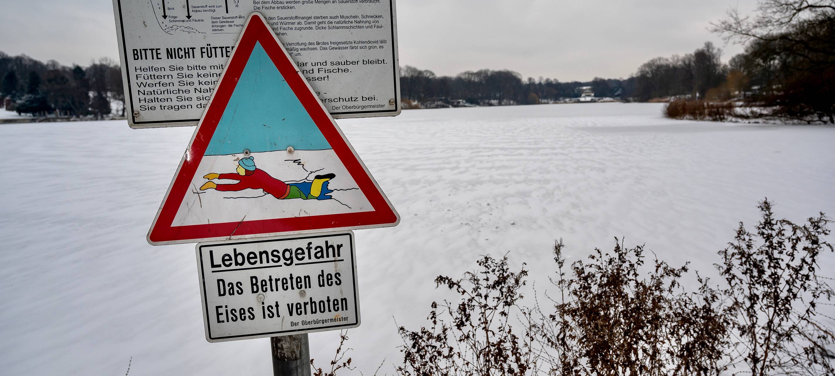 Warnschild an einem zugefrorenen See