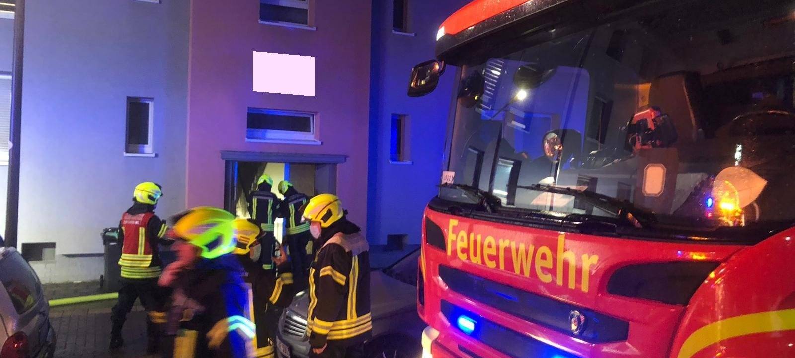 Die Feuerwehr im Einsatz beim Kellerbrand in Gelsenkirchen-Beckhausen