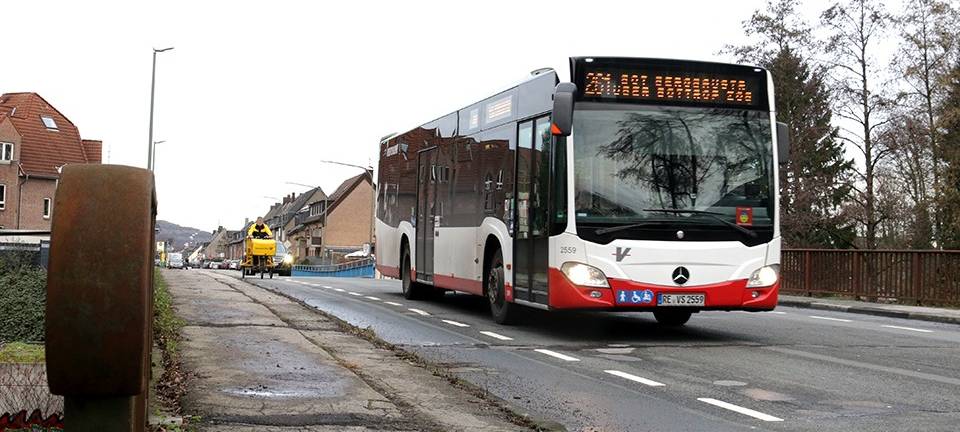 Ein Bus fährt auf der Zechenbahn-Brücke Im Fuhlenbrock in Bottrop