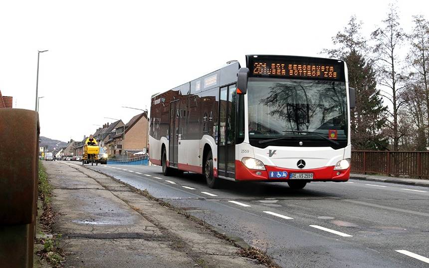 Ein Bus fährt auf der Zechenbahn-Brücke Im Fuhlenbrock in Bottrop