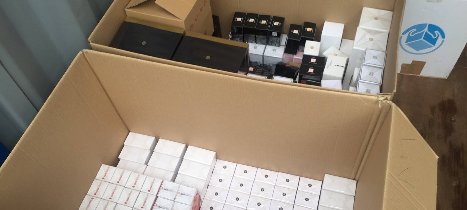 Kiste mit Parfüm aus Razzia in Bottrop