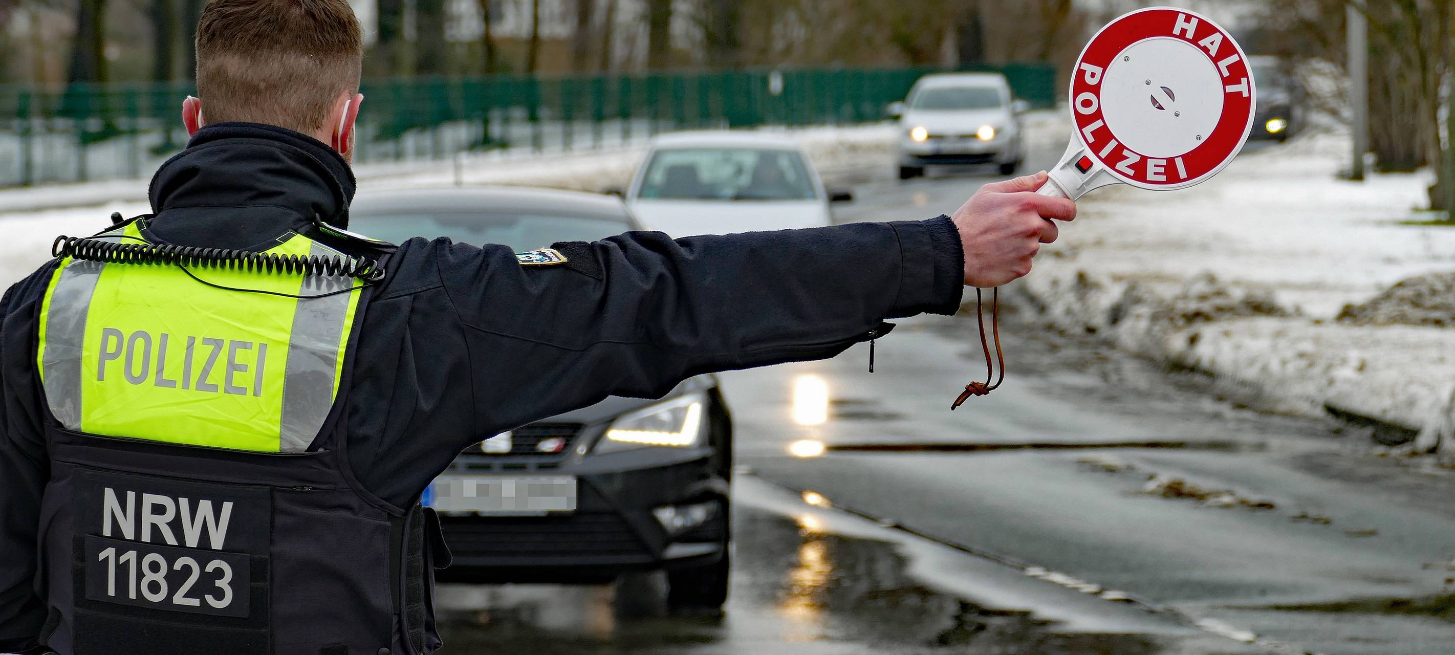 Ein Polizist hält ein Auto an