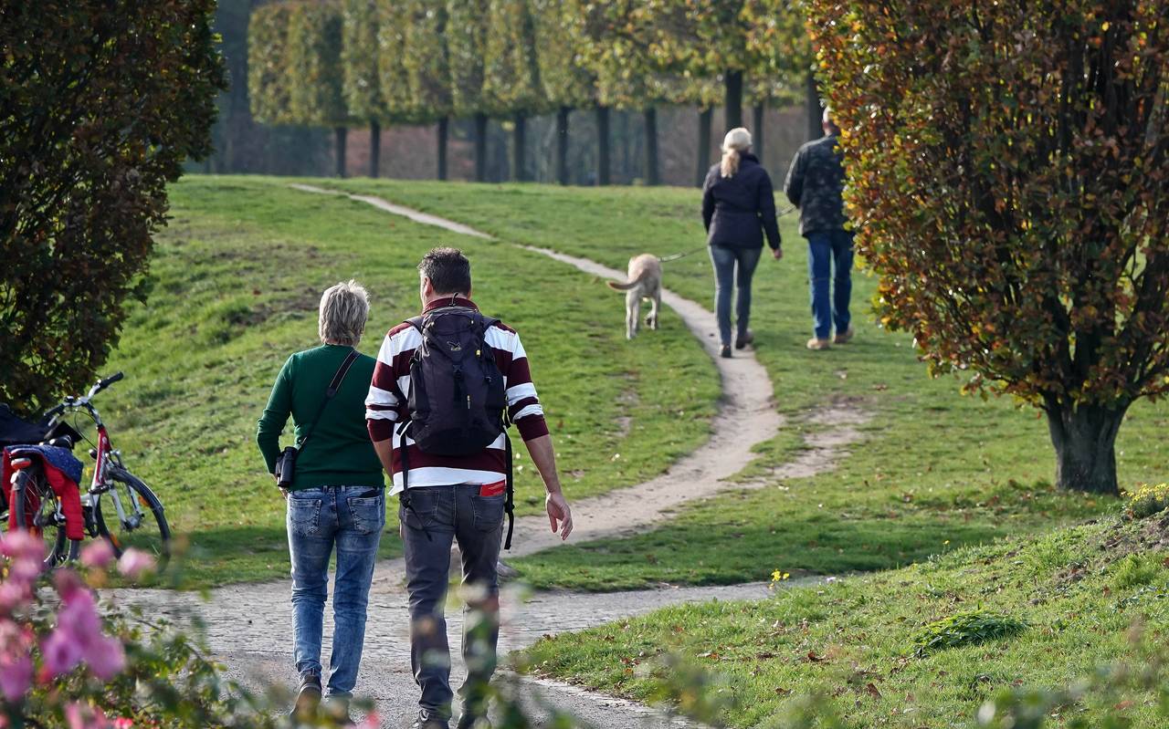 Spaziergänger im Nordsternpark Gelsenkirchen
