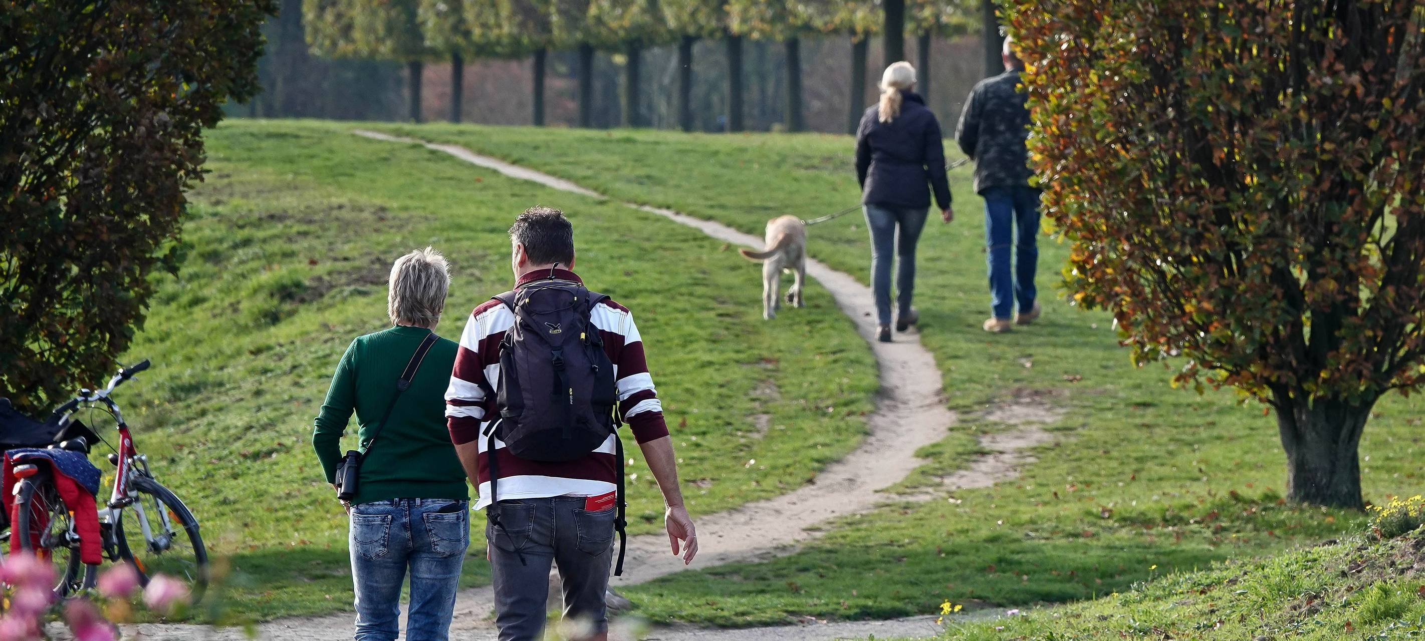 Spaziergänger im Nordsternpark Gelsenkirchen