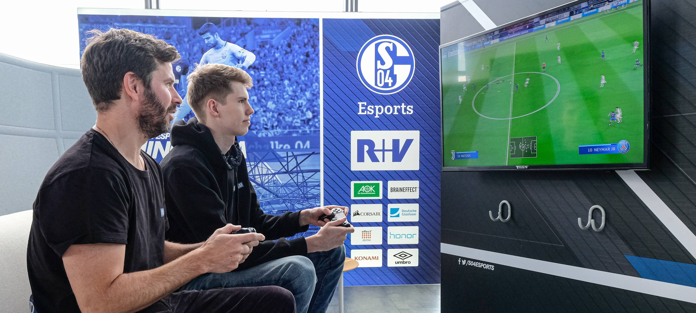 Zwei Männer zocken E-Sport