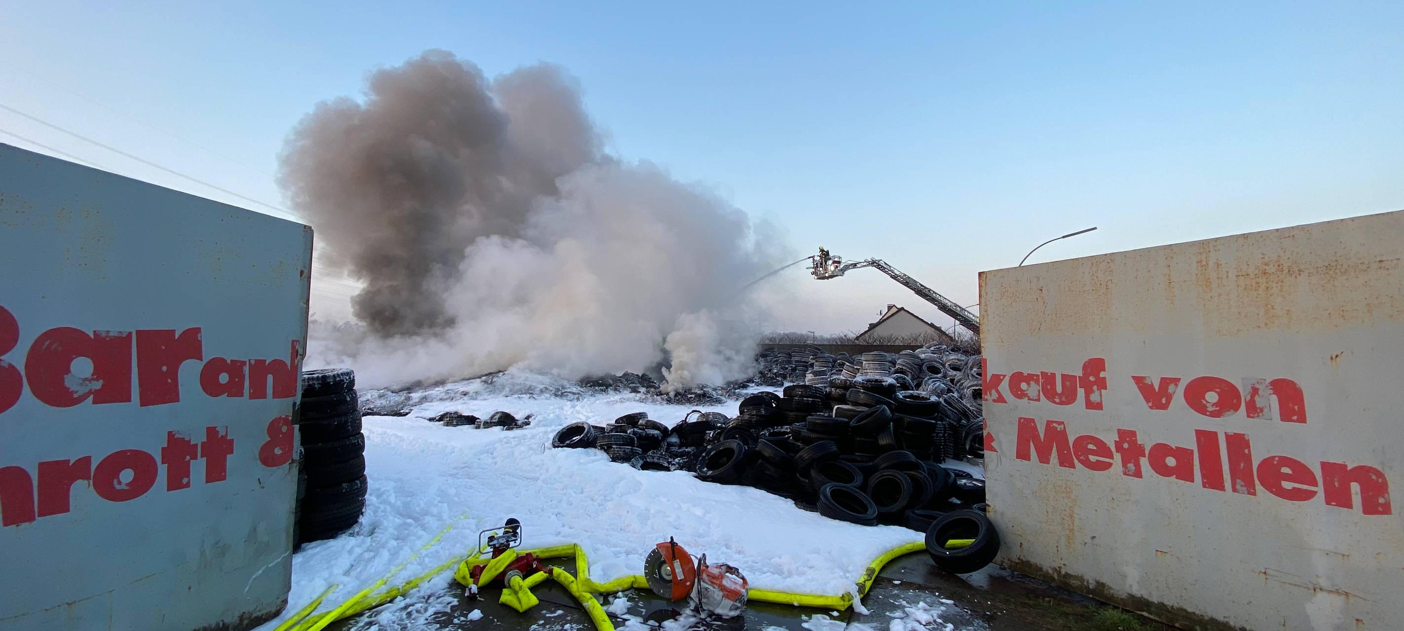 Mit Schaum gelöschte Autoreifen