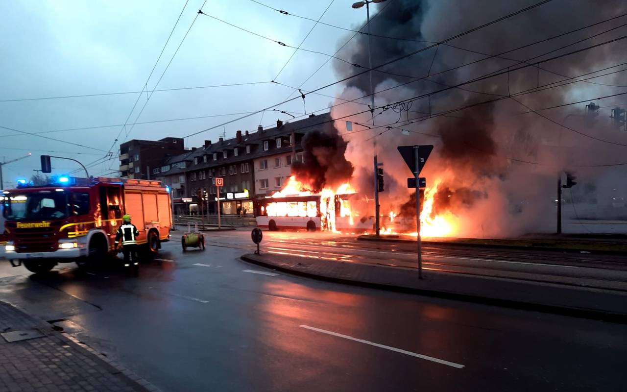 Ein Bus in Gelsenkirchen-Horst steht in Flammen