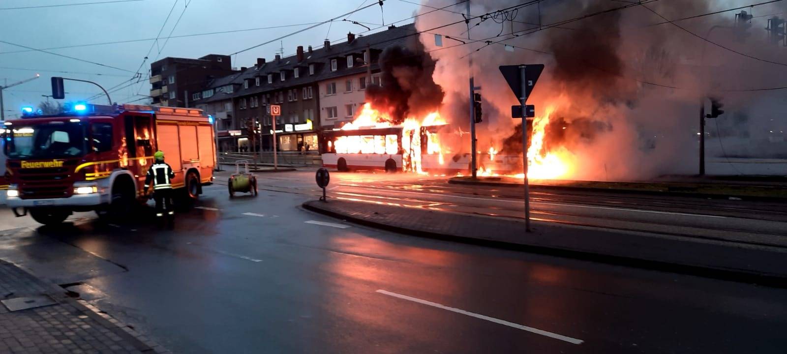 Ein Bus in Gelsenkirchen-Horst steht in Flammen