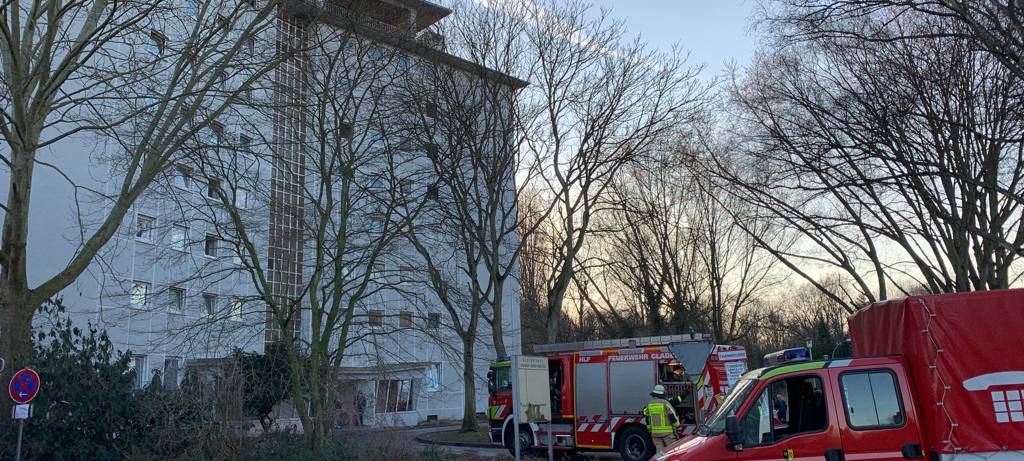 Feuerwehrautos stehen vor einem Hochhaus in Brauck