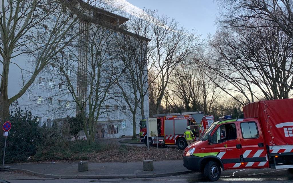 Feuerwehrautos stehen vor einem Hochhaus in Brauck