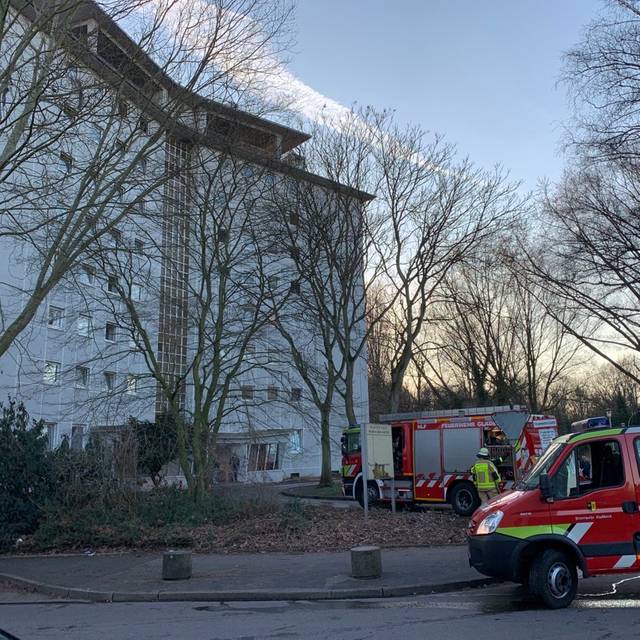 Feuerwehrautos stehen vor einem Hochhaus in Brauck