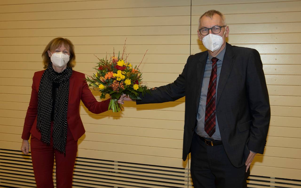 Der neue Gelsenkirchener Kämmerer Luidger Wolterhoff bekommt Blumen von einer Vorgängerin Karin Welge