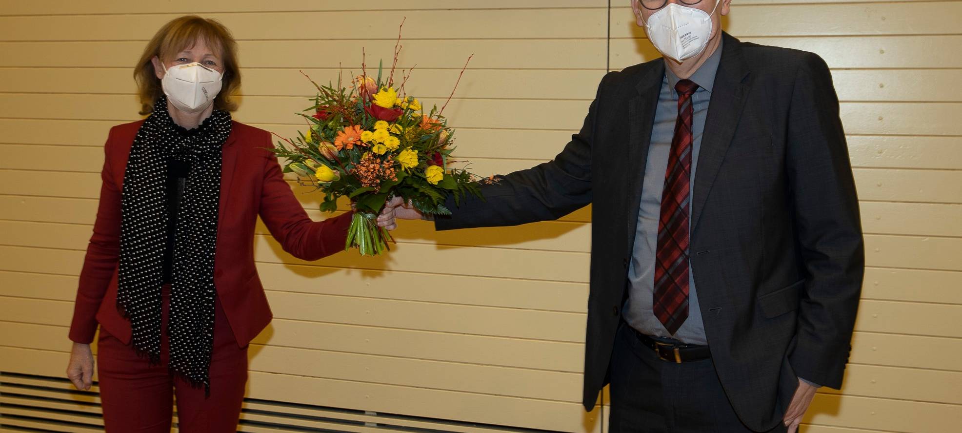 Der neue Gelsenkirchener Kämmerer Luidger Wolterhoff bekommt Blumen von einer Vorgängerin Karin Welge