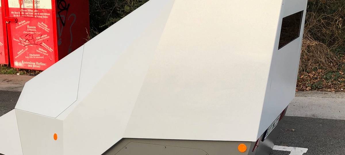 Der neue Blitzeranhänger der Stadt Bottrop - ein großer, weißer Kasten