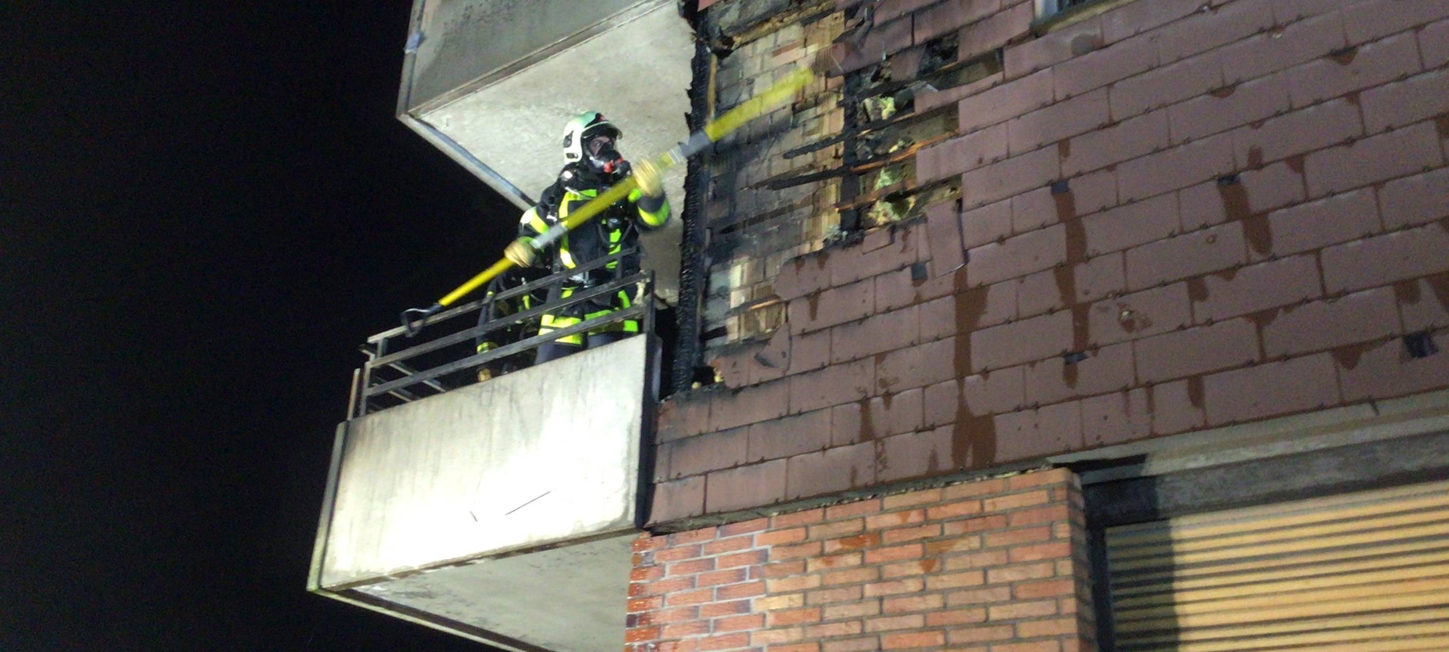 Die Feuerwehr im Einsatz bei einem Balkonbrand in Gelsenkirchen-Ückendorf