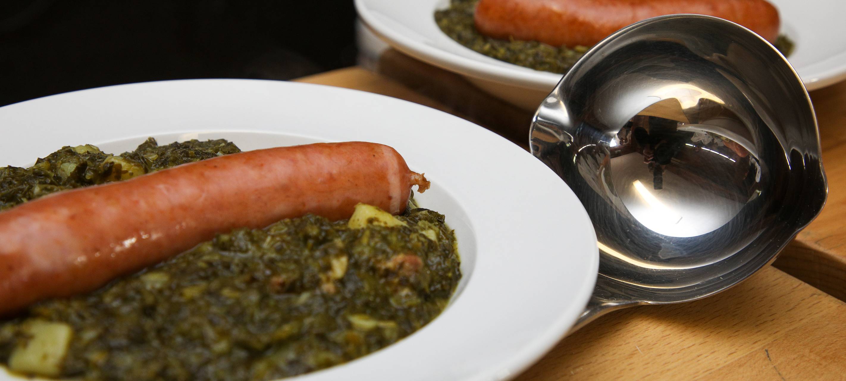 Zwei Teller mit Grünlkohl