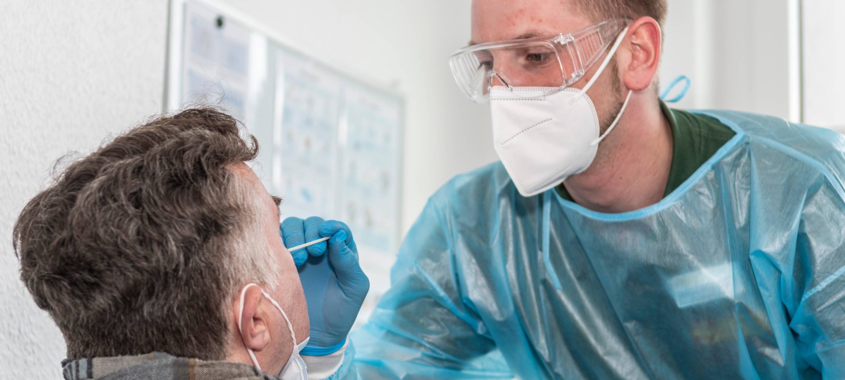 Eine Fachkraft macht einen Corona-Schnelltest