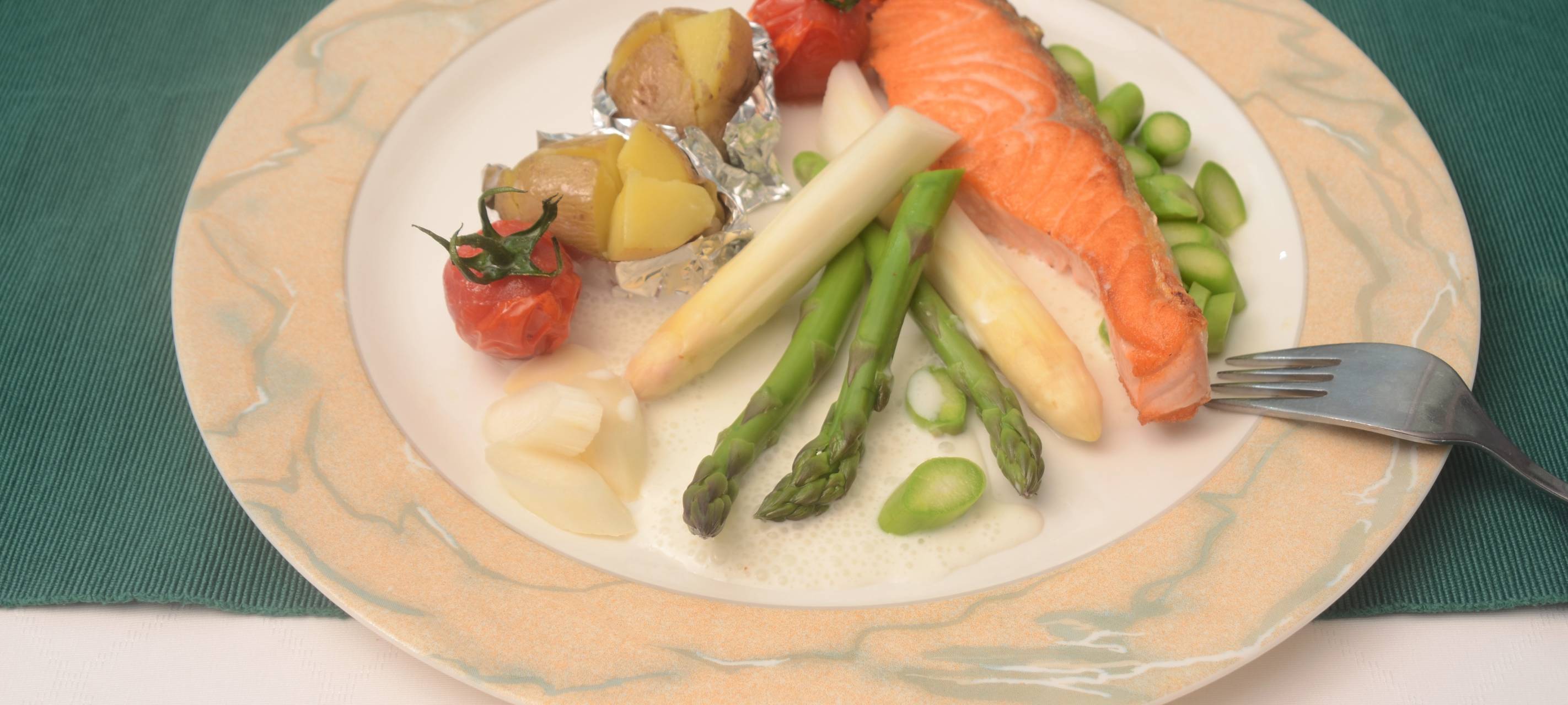 Spargel und Lachs in einer Weißwein-Orangen-Soße (31.03.2021.)