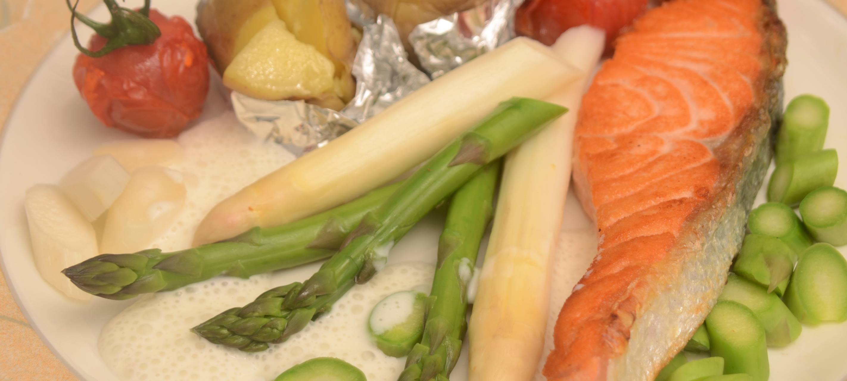 Spargel und Lachs in einer Weißwein-Orangen-Soße (31.03.2021.)