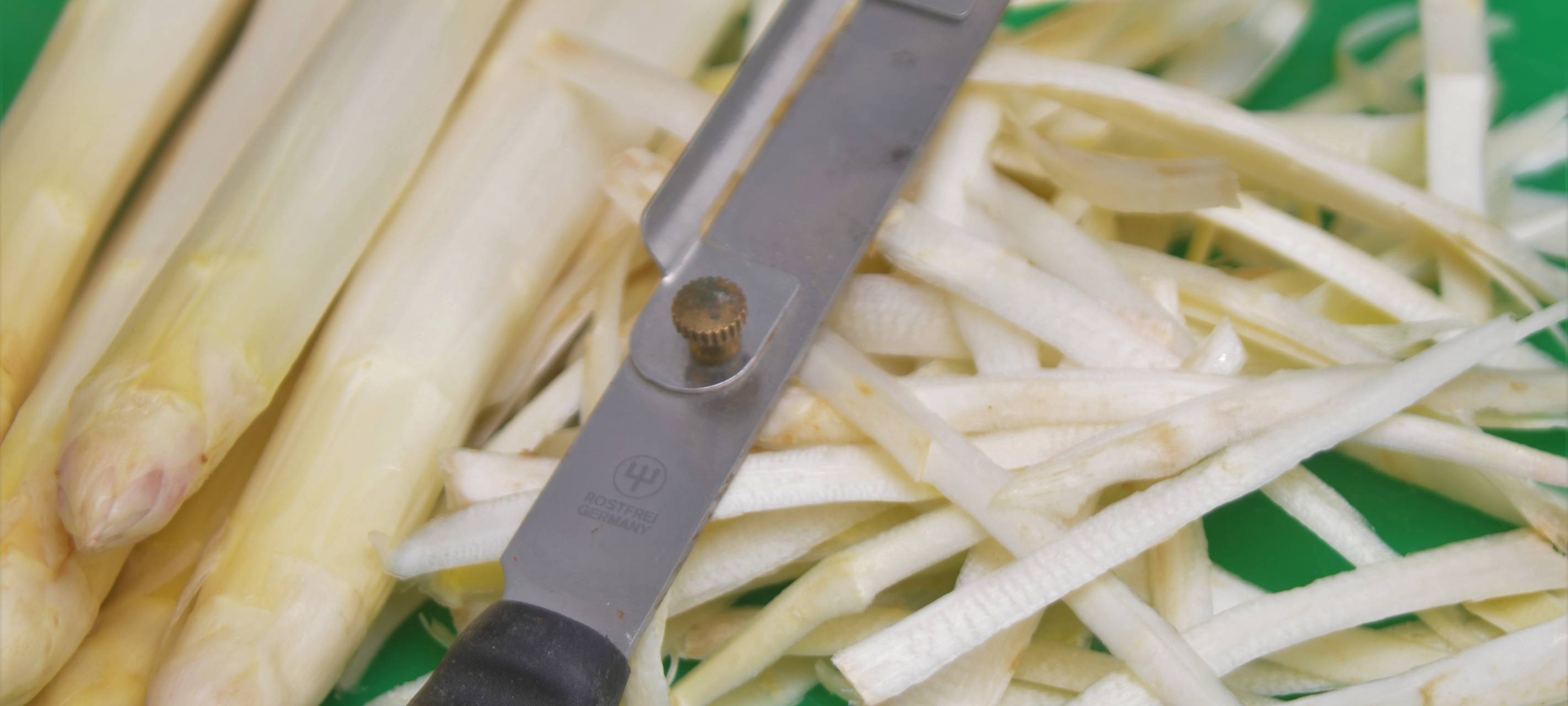 Spargel und Lachs in einer Weißwein-Orangen-Soße (31.03.2021.)