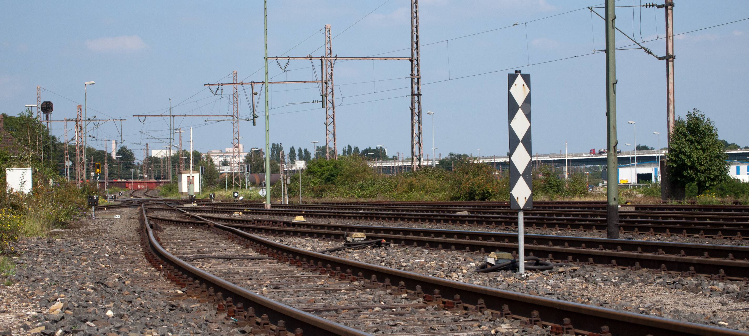 Gelsenkirchen: Baumstamm auf Bahnschienen