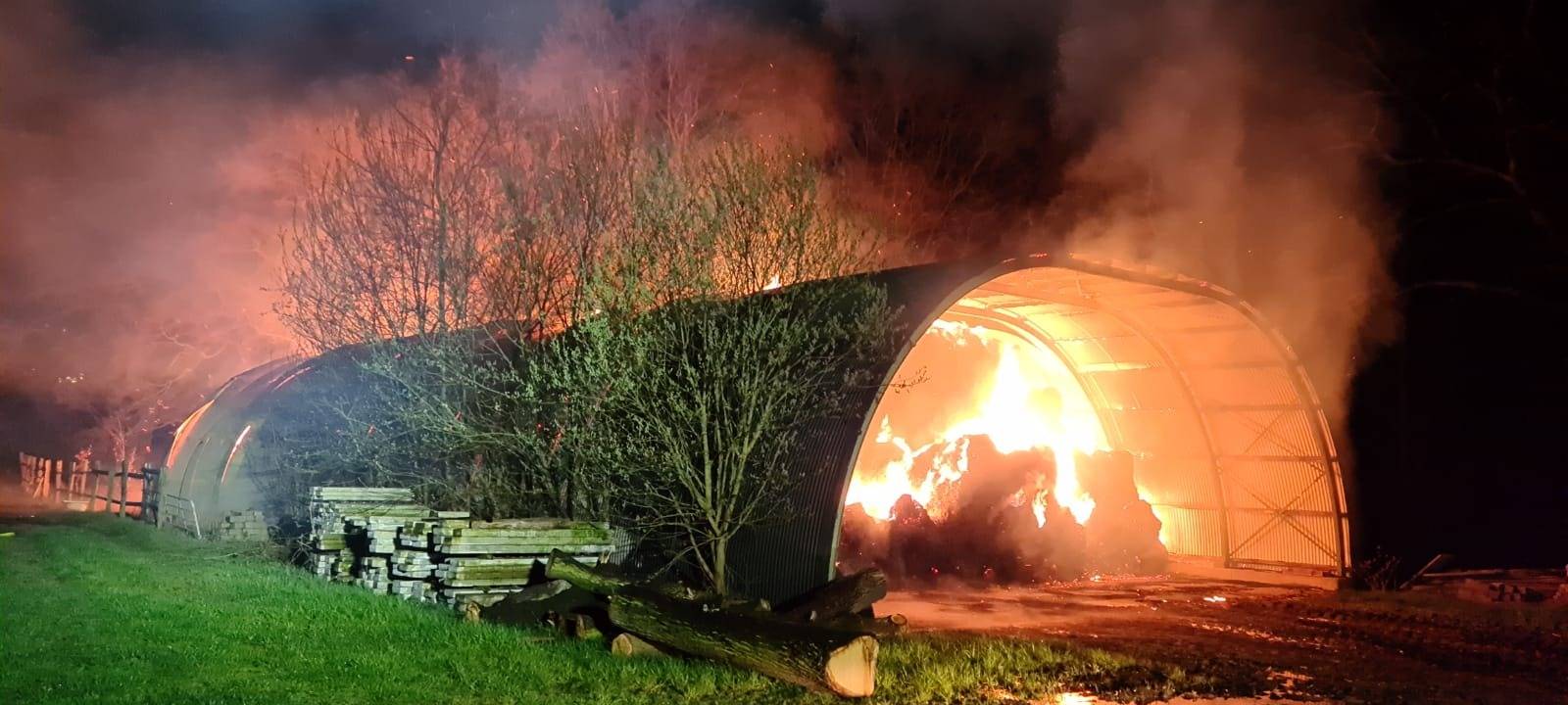 Brennende Strohballen auf einem Gelsenkirchener Hof