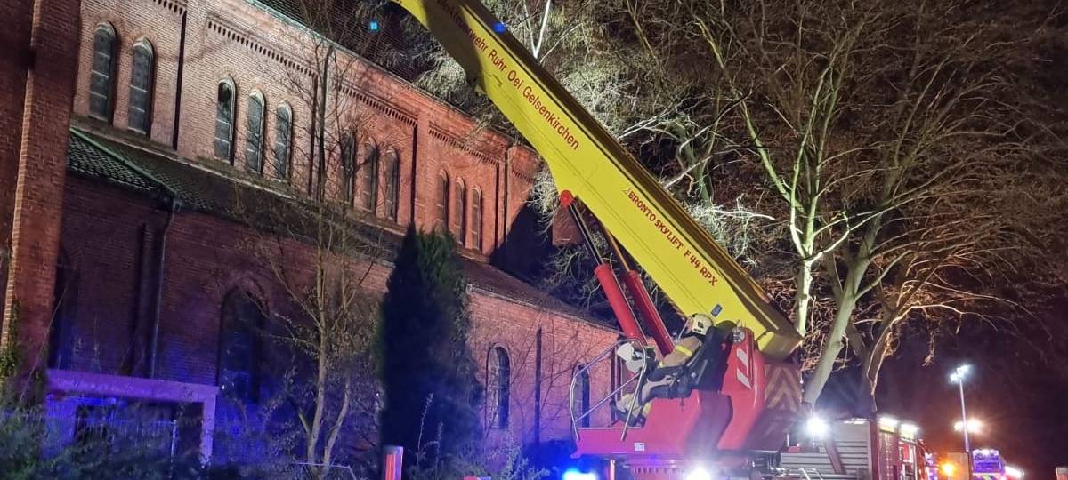 Feuerwehreinsatz an der Kirche St. Mariä Himmelfahrt in Gelsenkirchen-Rotthausen