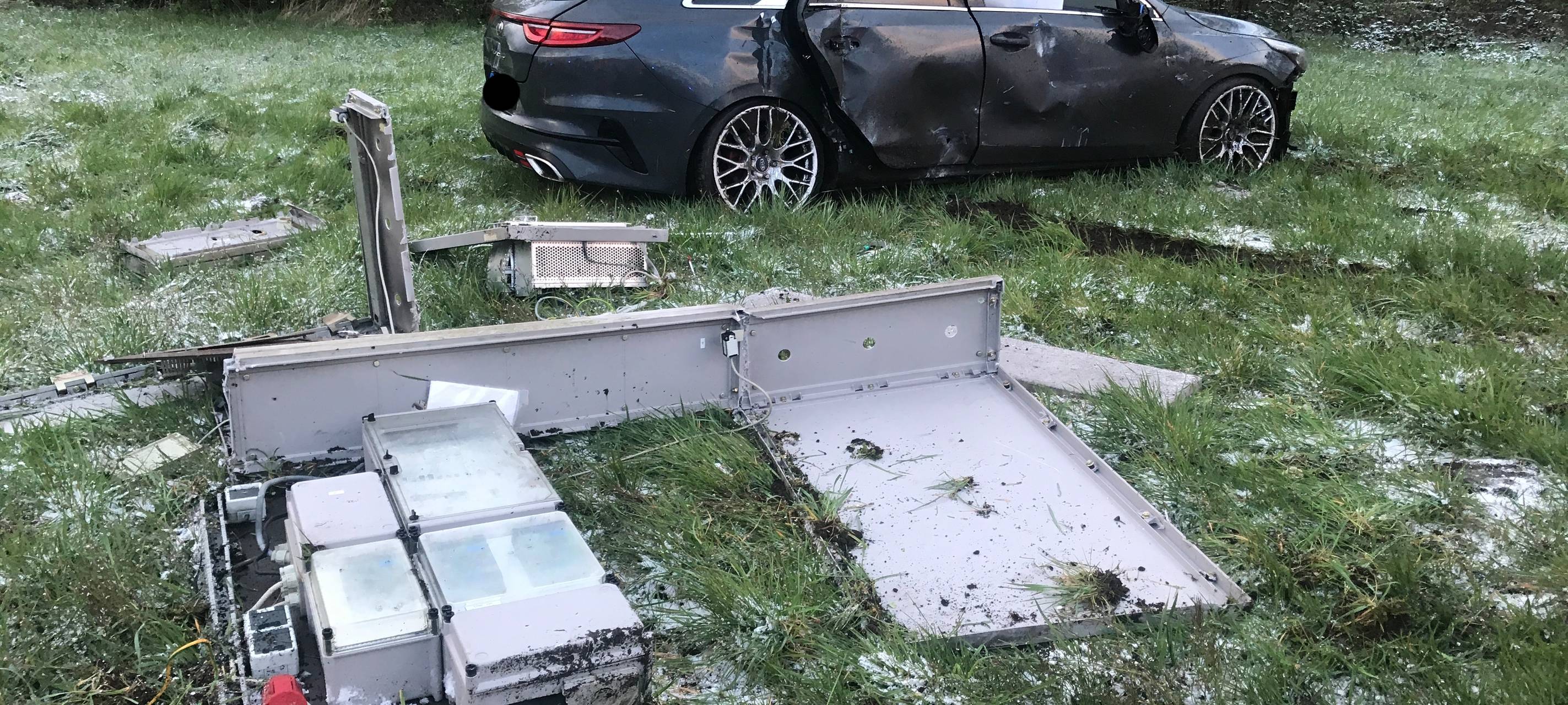 Das verunglückte Auto neben dem zerstörten Schaltkasten
