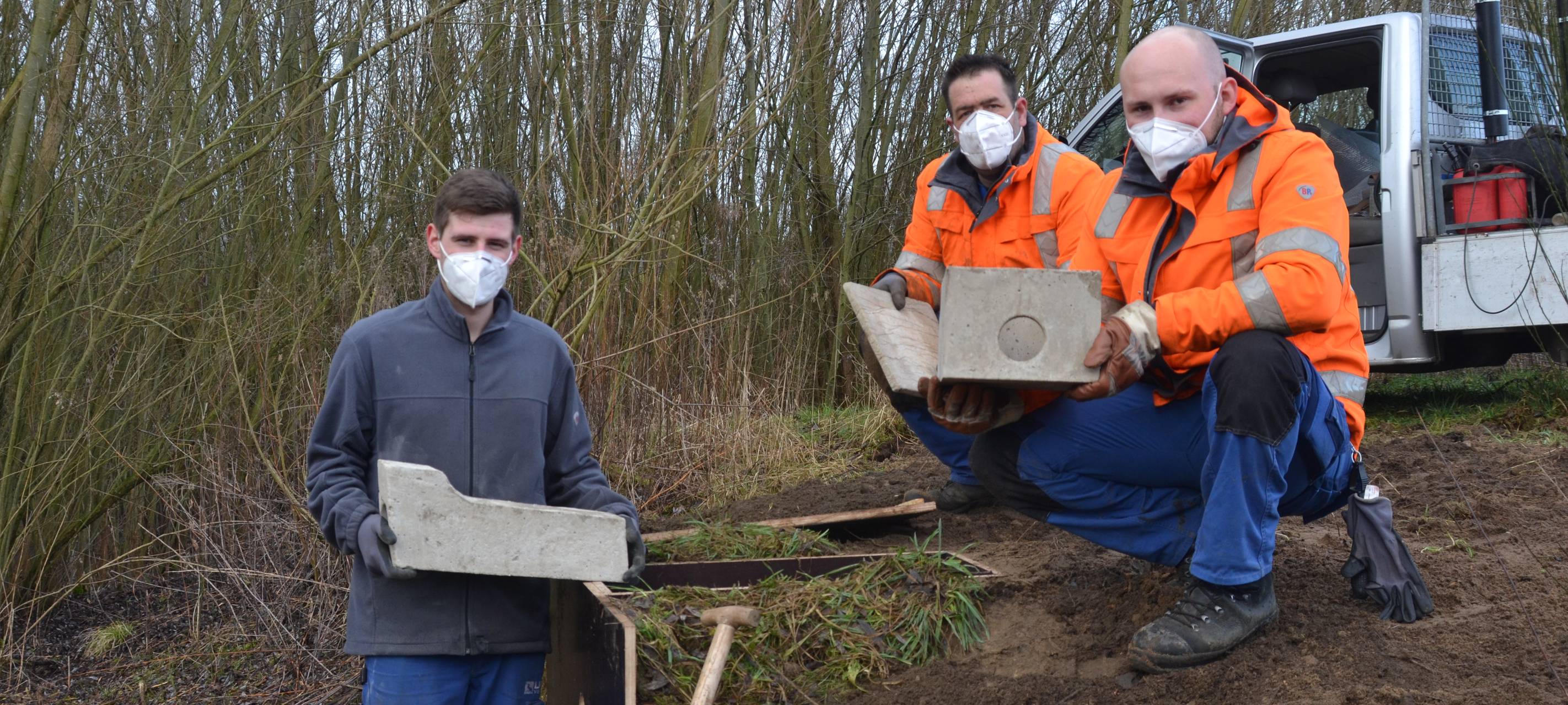 Mitarbeiter des Lippeverbands bauen die Bruthöhlen für Eisvögel auf