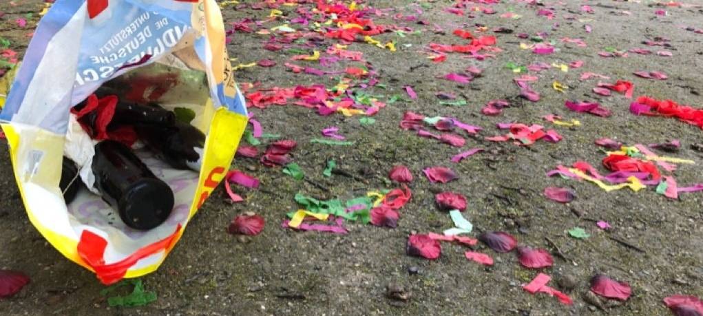 Konfettireste liegen auf dem Boden