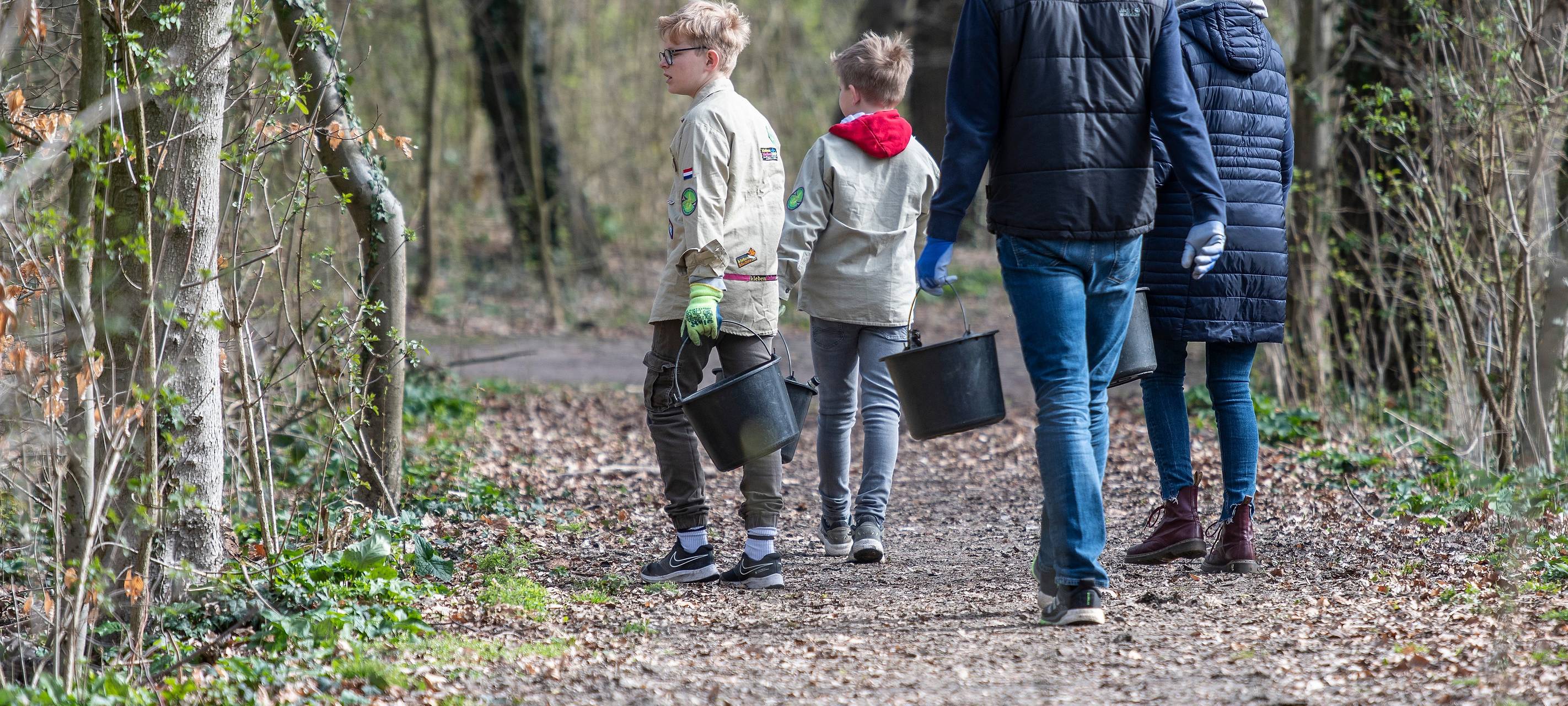 Eine Familie sammelt Müll im Köllnischen Wald