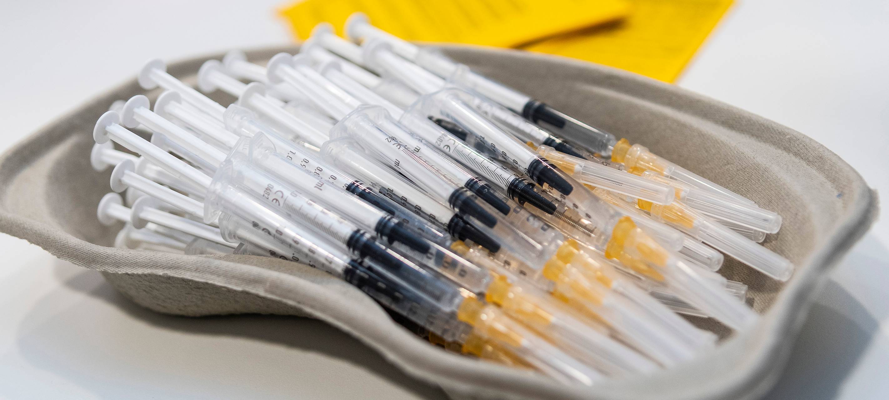 Spritzen liegen in einer Schale