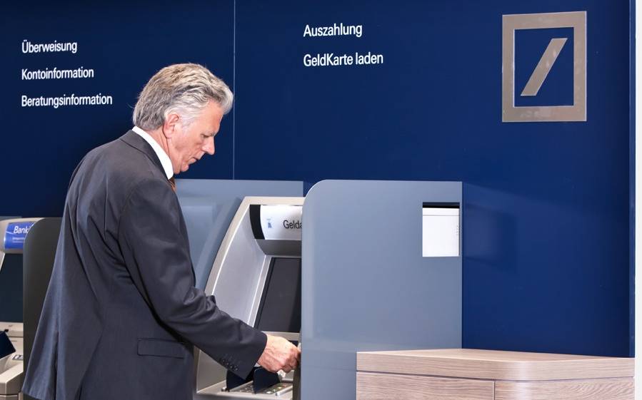 Ein Geldautomat der Deutschen Bank