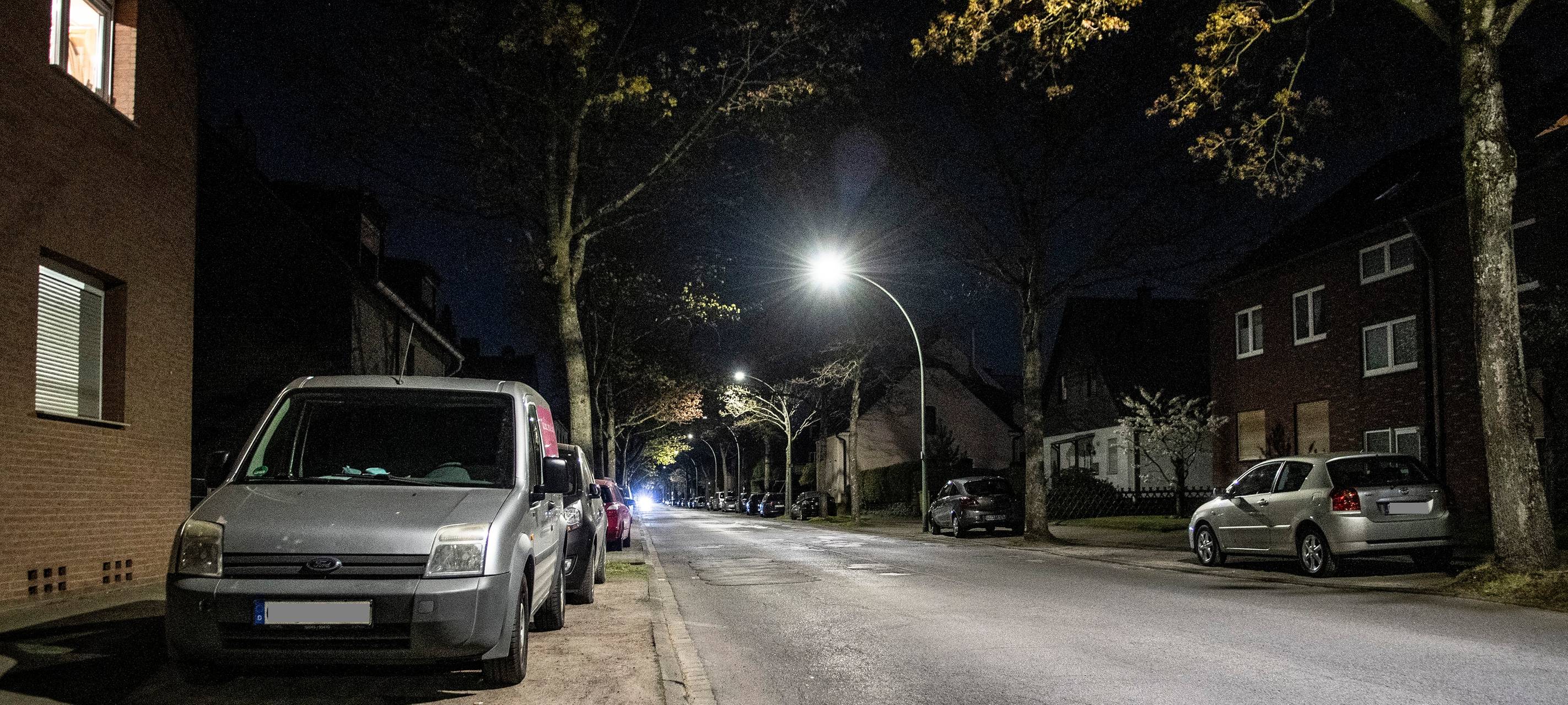 Menschenleere Straße in Bottrop bei Nacht