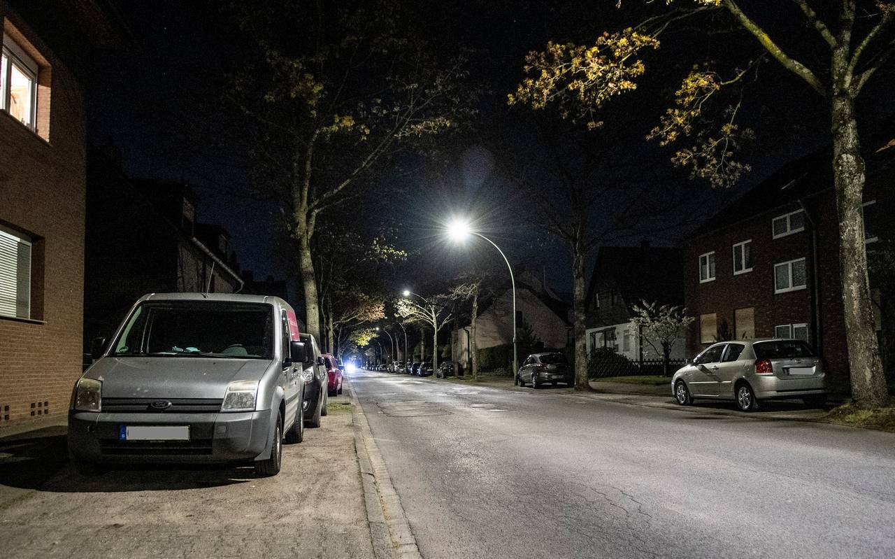 Menschenleere Straße in Bottrop bei Nacht