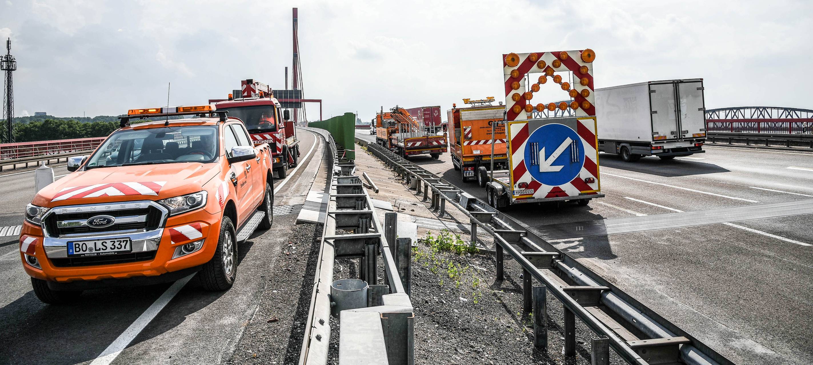 Arbeiten auf einer Autobahnbrücke