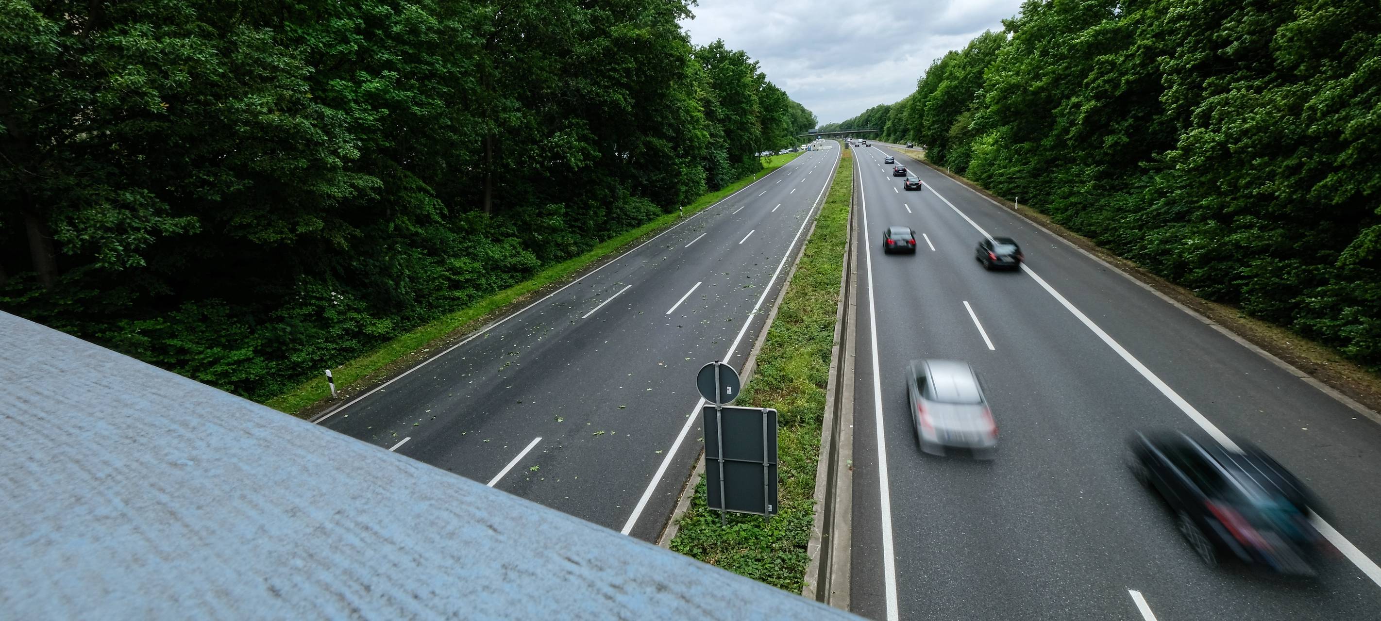 Die A42 von einer Autobahnbrücke aus gesehen