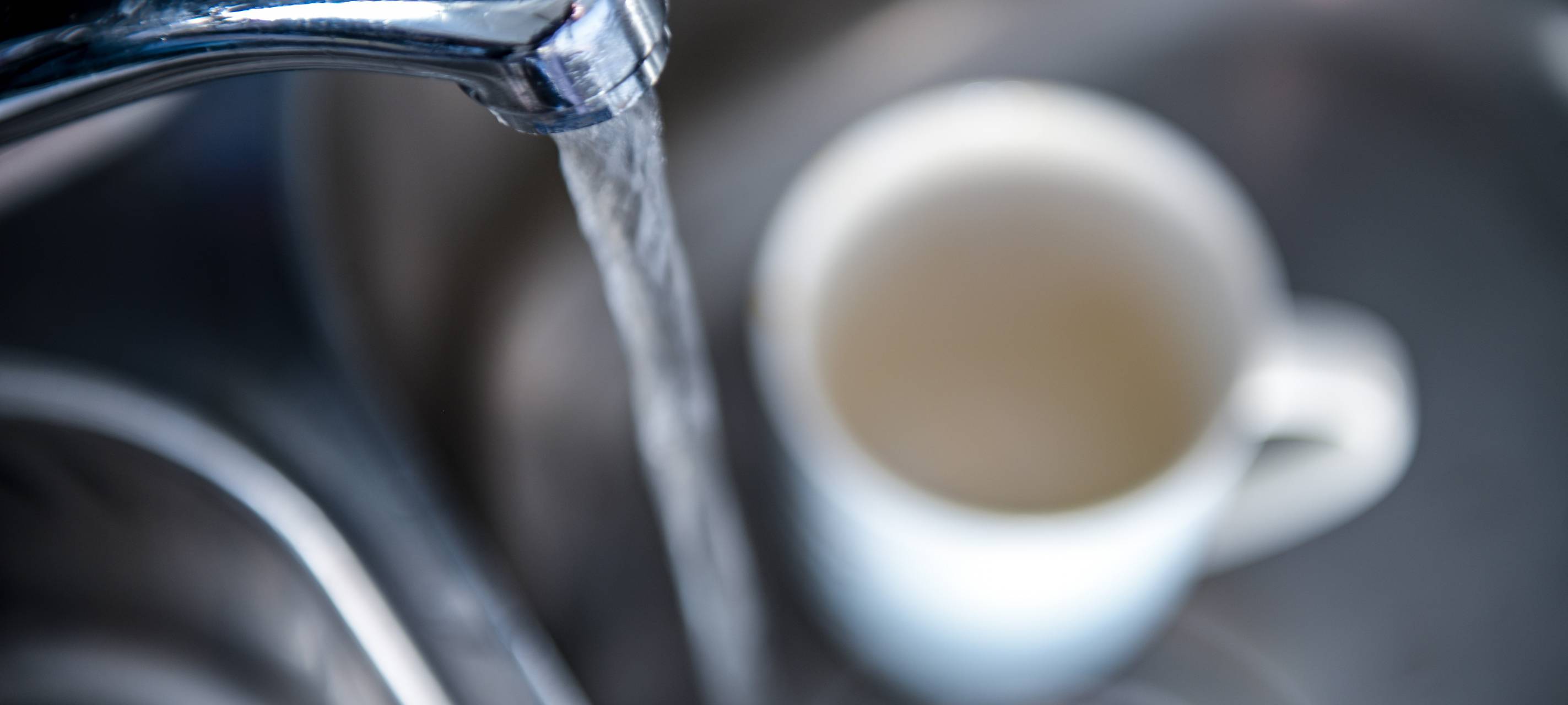 Wasser läuft aus einem Hahn