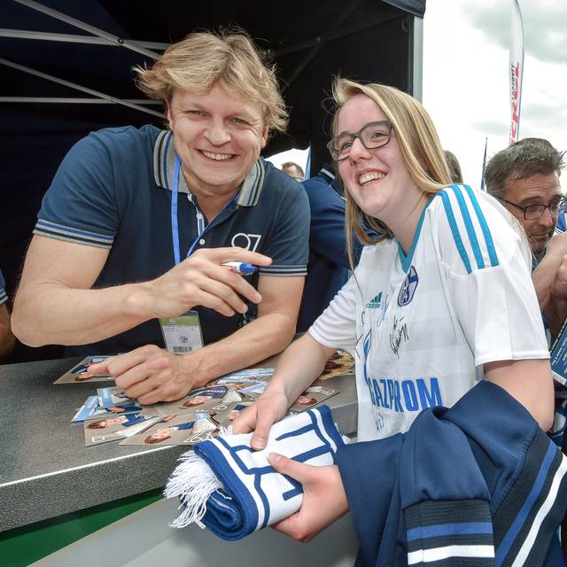 Youri Mulder schreibt Autogramme beim Schalke-Tag 2017