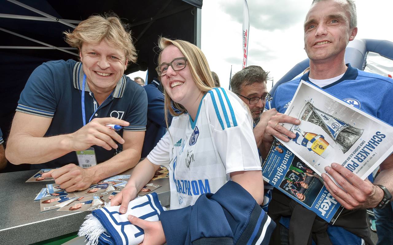 Youri Mulder schreibt Autogramme beim Schalke-Tag 2017