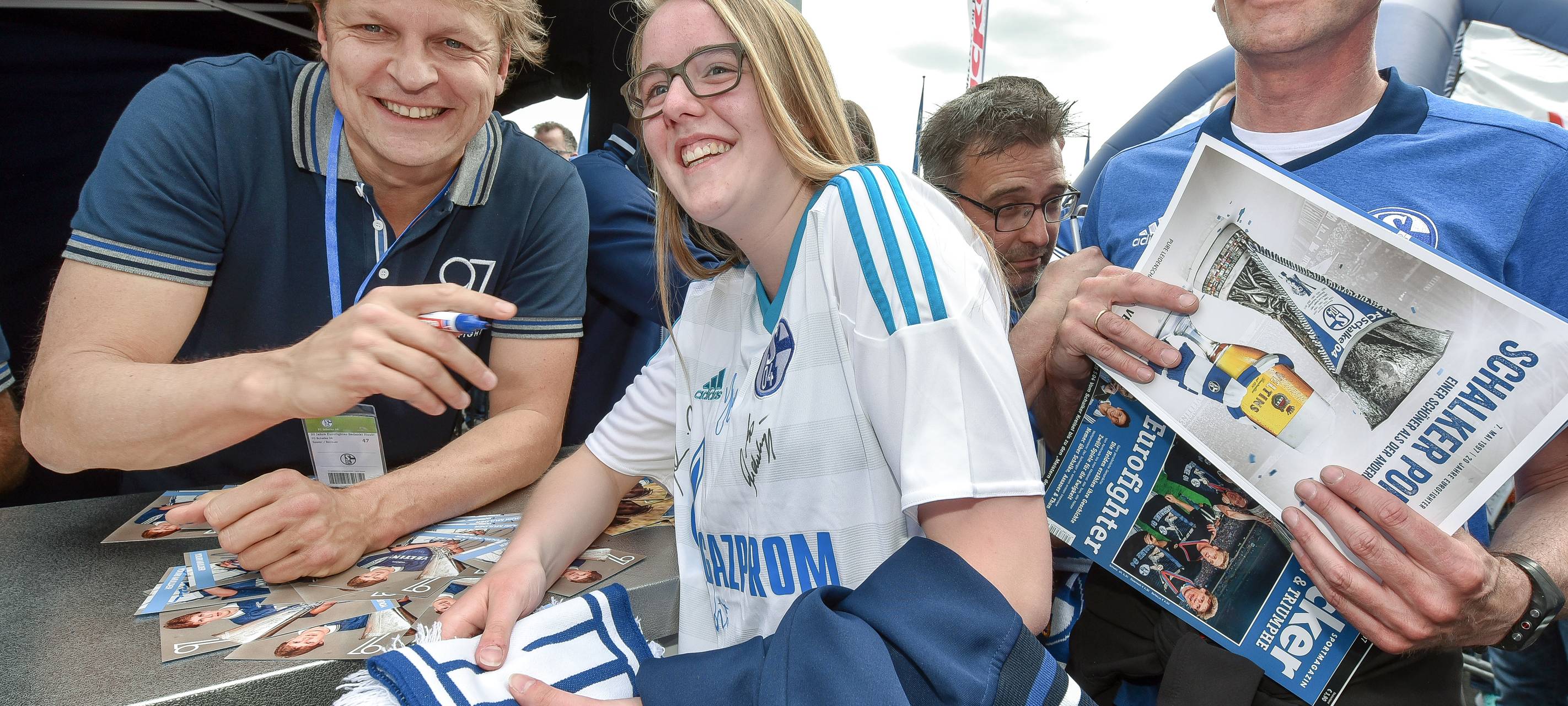Youri Mulder schreibt Autogramme beim Schalke-Tag 2017