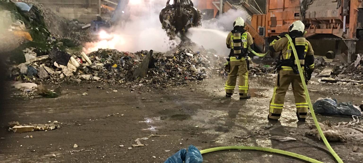 Feuerwehr im Einsatz beim Brand in einer Bottroper Lagerhalle